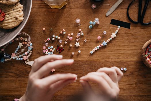 Pulseras de cuentas de colores