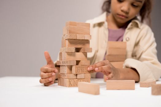 Niño construyendo una torre de bloques